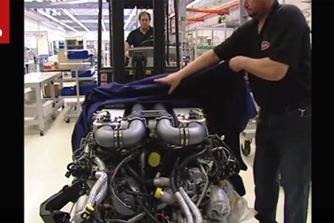 "Thăm" dây chuyền lắp ráp động cơ xe Bugatti Veyron