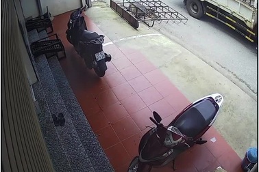 Xe tải làm rơi khung sắt xuống đường hết sức nguy hiểm