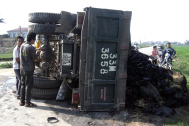 Xe tải đấu đầu, bịt kín đường đi