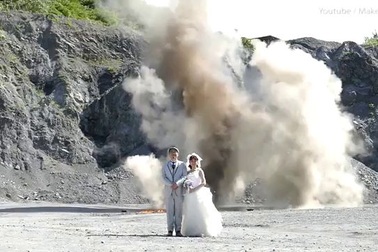 Cặp đôi Nhật Bản chụp ảnh cưới ngay cạnh vụ nổ