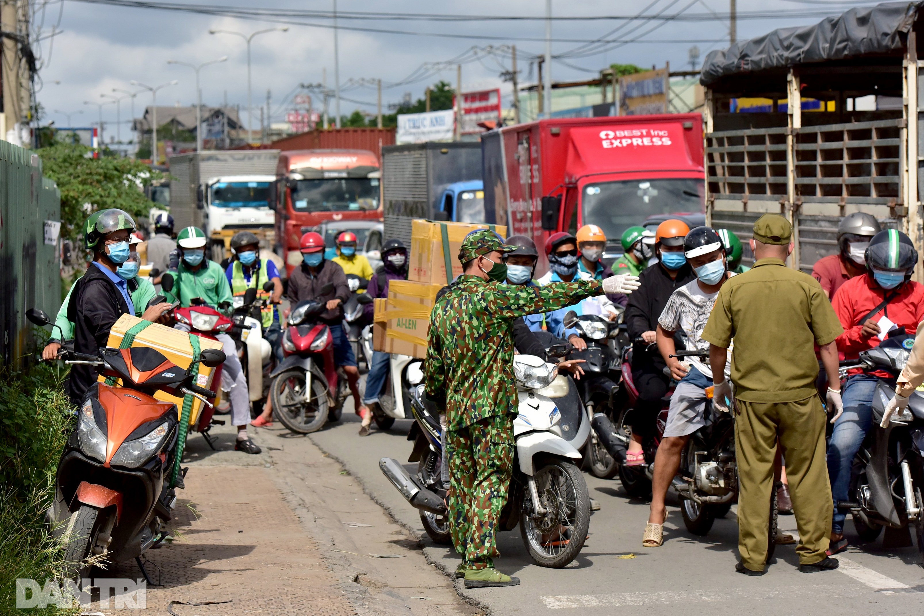 TPHCM: Kẹt xe nhiều kilomet ở cửa ngõ phía Đông ngày đầu giãn cách xã hội - 9 TPHCM: Kẹt xe nhiều kilomet ở cửa ngõ phía Đông ngày đầu giãn cách xã hội - 9