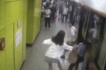 Clip "yêu râu xanh" bị cô gái dạy bài học thích đáng khiến dân mạng hả hê