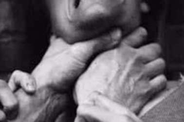 Bé trai 7 tuổi nghi bị bóp cổ tử vong