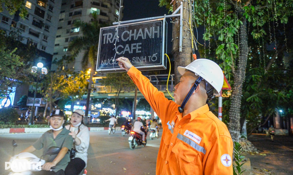 Hà Nội: Nhân viên điện lực phát loa kêu gọi người dân tiết kiệm điện - 9 Hà Nội: Nhân viên điện lực phát loa kêu gọi người dân tiết kiệm điện - 9