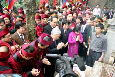 Thành kính dâng hương tưởng niệm các Vua Hùng