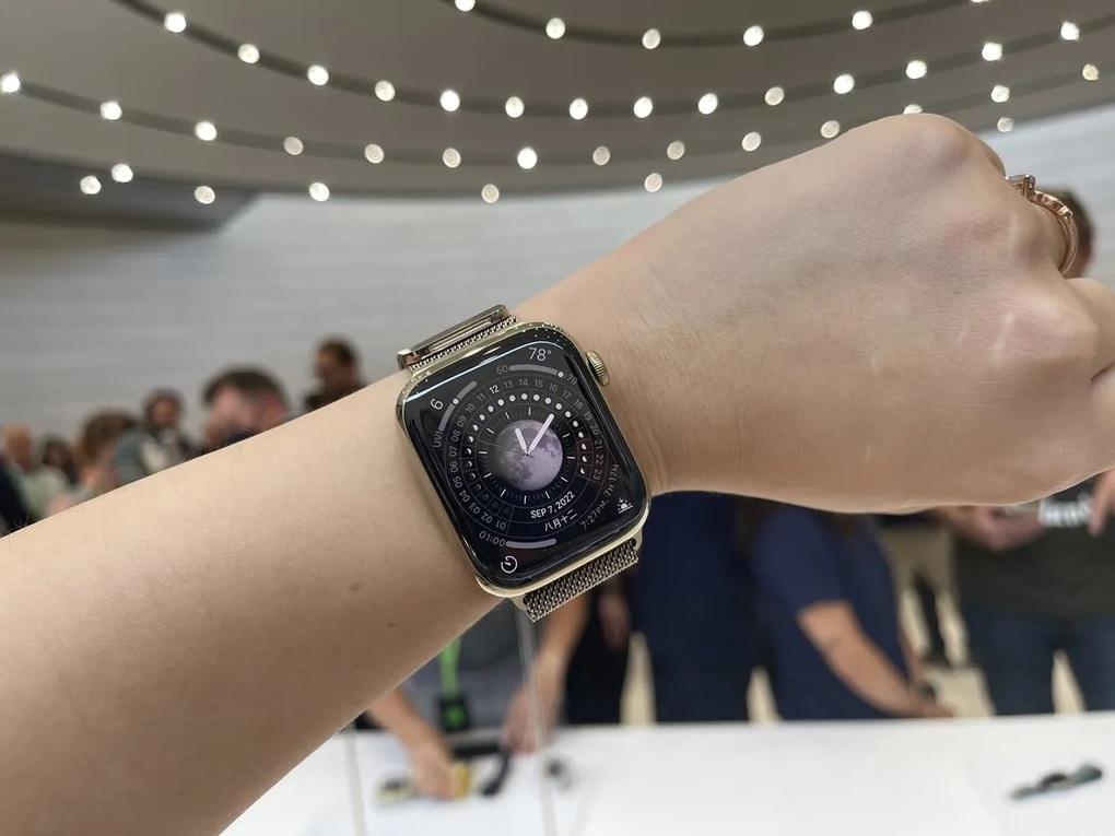 Thiết kế Apple Watch Series 8 không quá khác biệt so với thế hệ cũ, nhưng màn hình hiển thị lớn hơn (Ảnh: The Verge). Thiết kế Apple Watch Series 8 không quá khác biệt so với thế hệ cũ, nhưng màn hình hiển thị lớn hơn (Ảnh: The Verge).