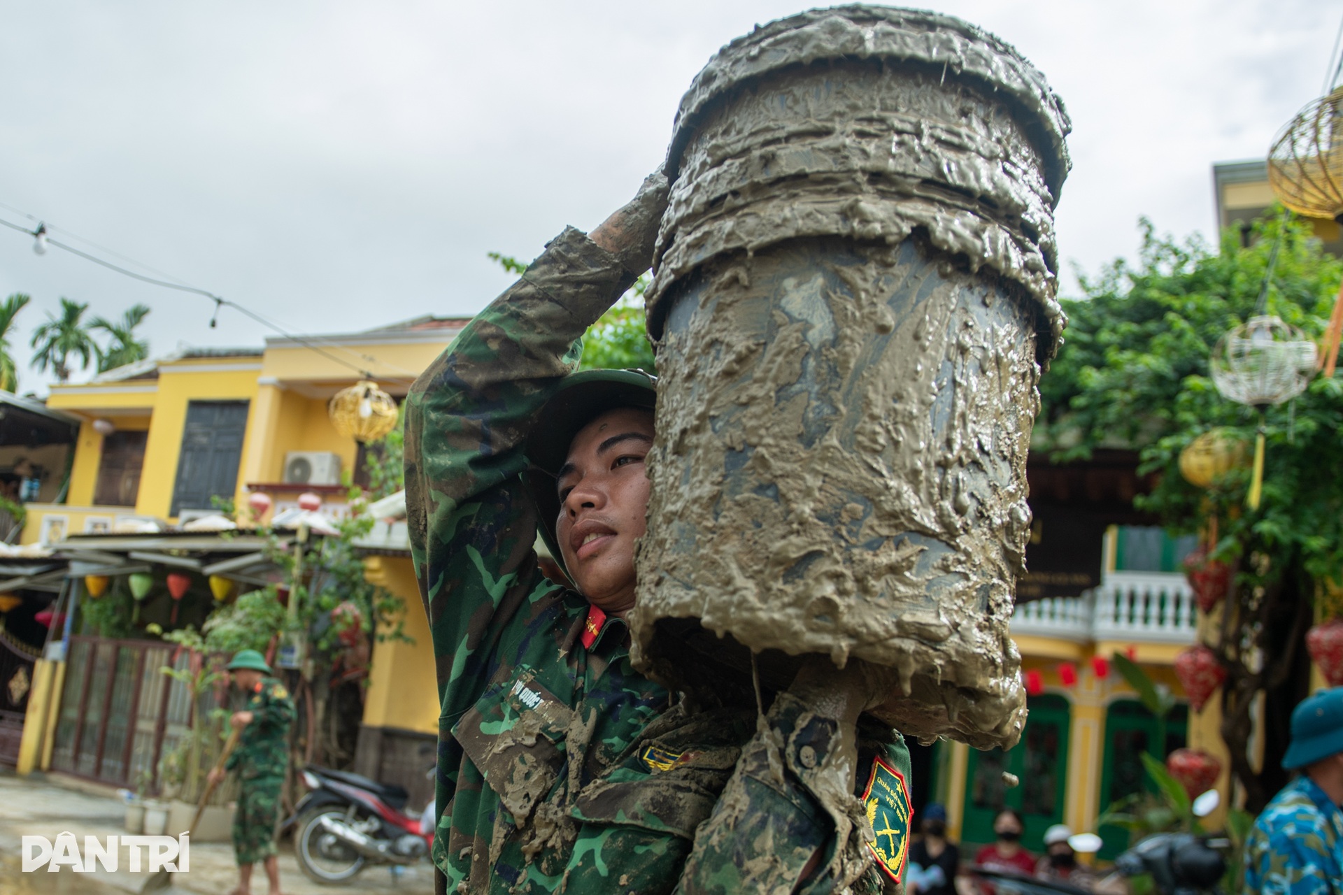 Hội An vẫn phủ kín bùn đất sau lũ, bộ đội căng mình dọn sạch - 11 Hội An vẫn phủ kín bùn đất sau lũ, bộ đội căng mình dọn sạch - 11