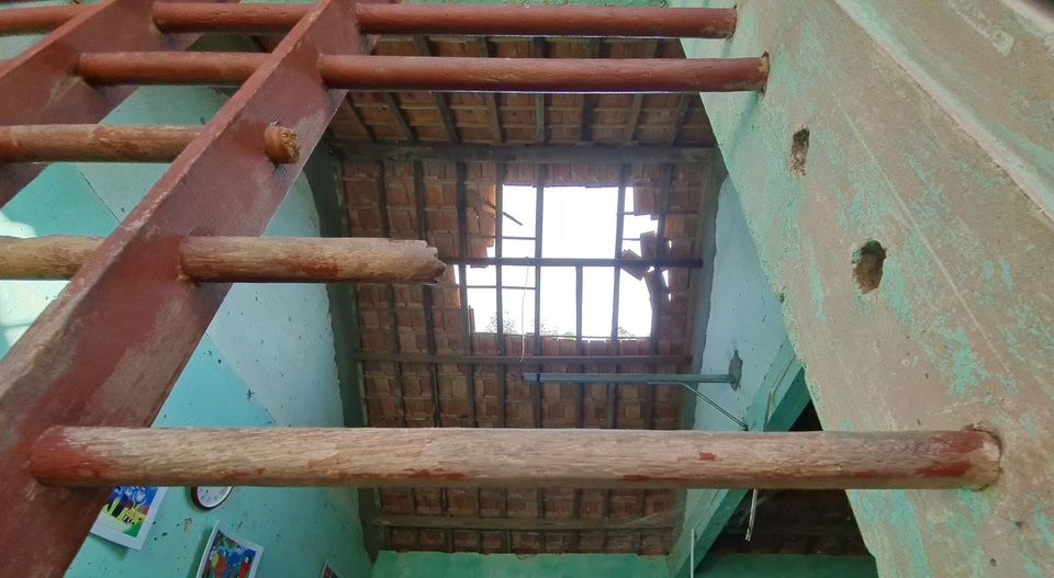 Trường sắp sập, học sinh phải học tạm trong nhà xe cũ - 8 Trường sắp sập, học sinh phải học tạm trong nhà xe cũ - 8