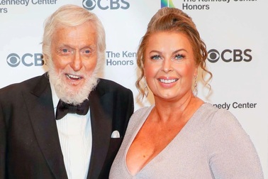 Nam diễn viên 96 tuổi sợ người vợ 50 tuổi bị hiểu lầm là "đào mỏ"