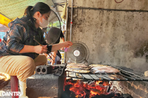 Nghề ôm lò than đỏ rực trong nắng nóng 40 độ