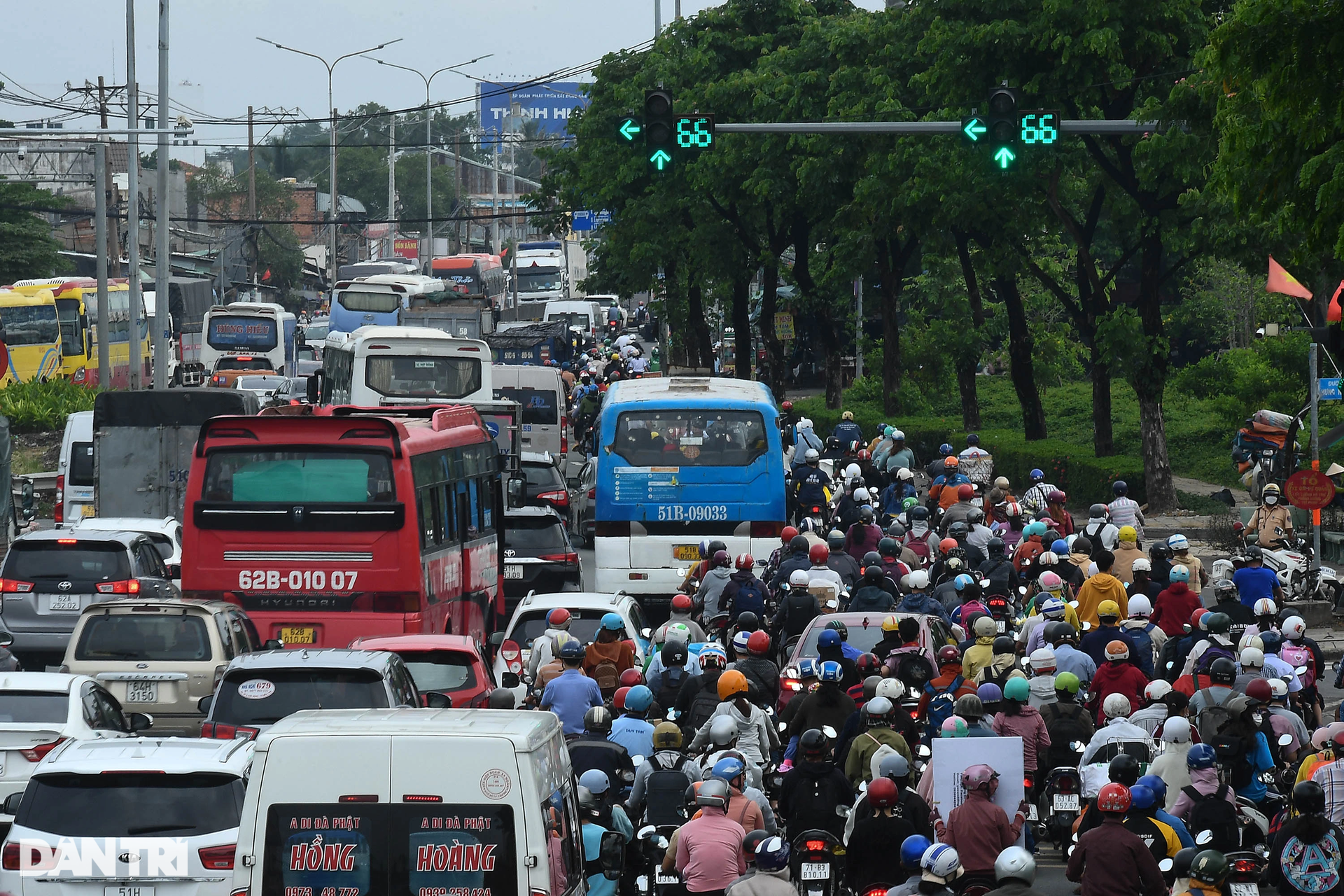 Người dân ùn ùn về quê nghỉ lễ, cửa ngõ phía Tây TPHCM kẹt cứng - 8 Người dân ùn ùn về quê nghỉ lễ, cửa ngõ phía Tây TPHCM kẹt cứng - 8