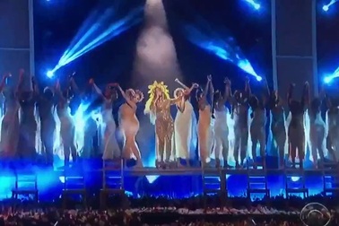 Beyonces Knowles đẹp như "nữ thần" trên sân khấu Grammy 2017