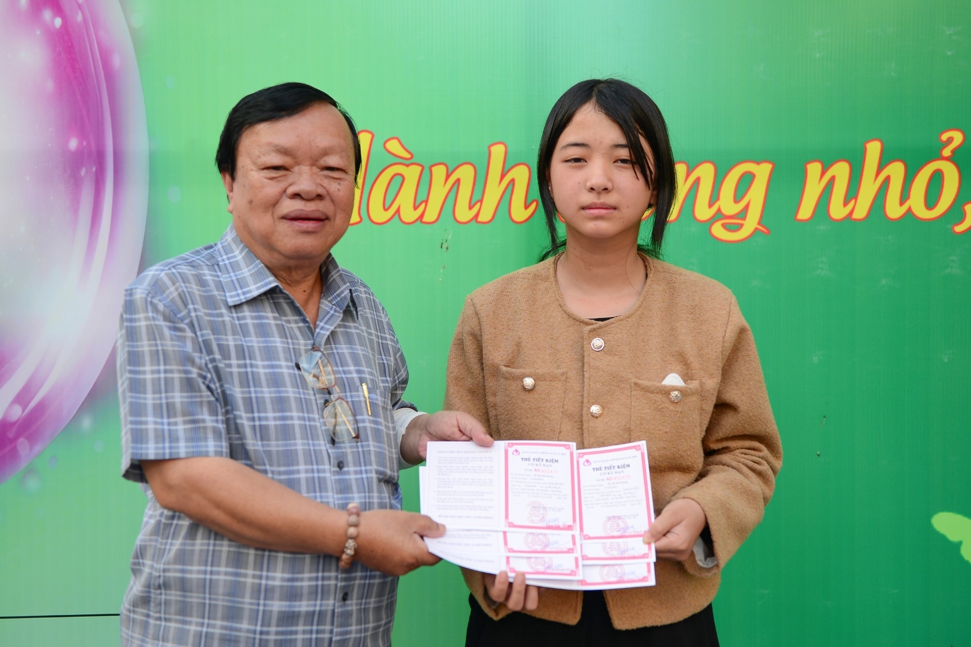 Bé gái 16 tuổi nuôi 3 em ở Lâm Đồng nhận 6 thẻ tiết kiệm