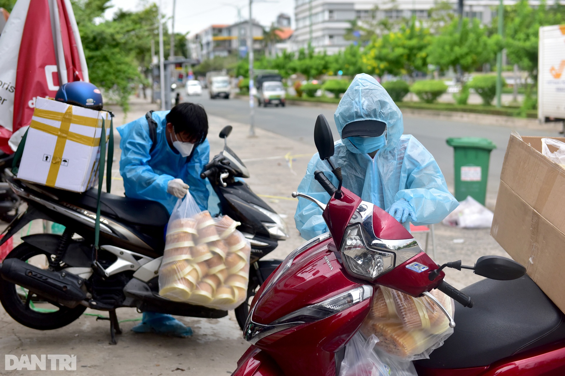 Thầy giáo Tây ở Sài Gòn: Mong học trò không thấy cảnh tôi nhận đồ ăn - 3 Thầy giáo Tây ở Sài Gòn: Mong học trò không thấy cảnh tôi nhận đồ ăn - 3