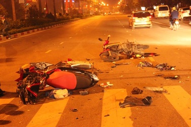 Hai xe máy nát bét sau cú đối đầu, 2 người nhập viện