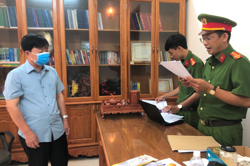 Bắt Giám đốc CDC Cà Mau cùng 2 cán bộ do liên quan vụ Việt Á - 1 Bắt Giám đốc CDC Cà Mau cùng 2 cán bộ do liên quan vụ Việt Á - 1