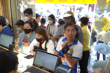 Người dân TPHCM xếp hàng chờ mua vàng trong ngày vía Thần Tài