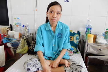 Được cha hiến thận nhưng người mẹ trẻ không có tiền để phẫu thuật