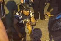 Người dân vây bắt 2 thanh niên giật điện thoại trong đêm