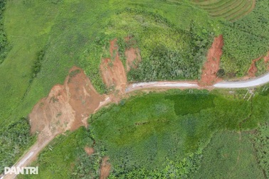 Người dân Nhôn Mai sau lũ quét, sạt lở: "Không còn đường về nhà nữa rồi"