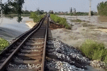 Nước lũ chảy cuồn cuộn cuốn trôi nền đường sắt Hà Nội - Thái Nguyên