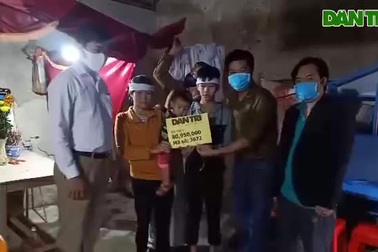 Video em Lê Công Ngọc xúc động tiếp nhận quà của bạn đọc báo Dân trí