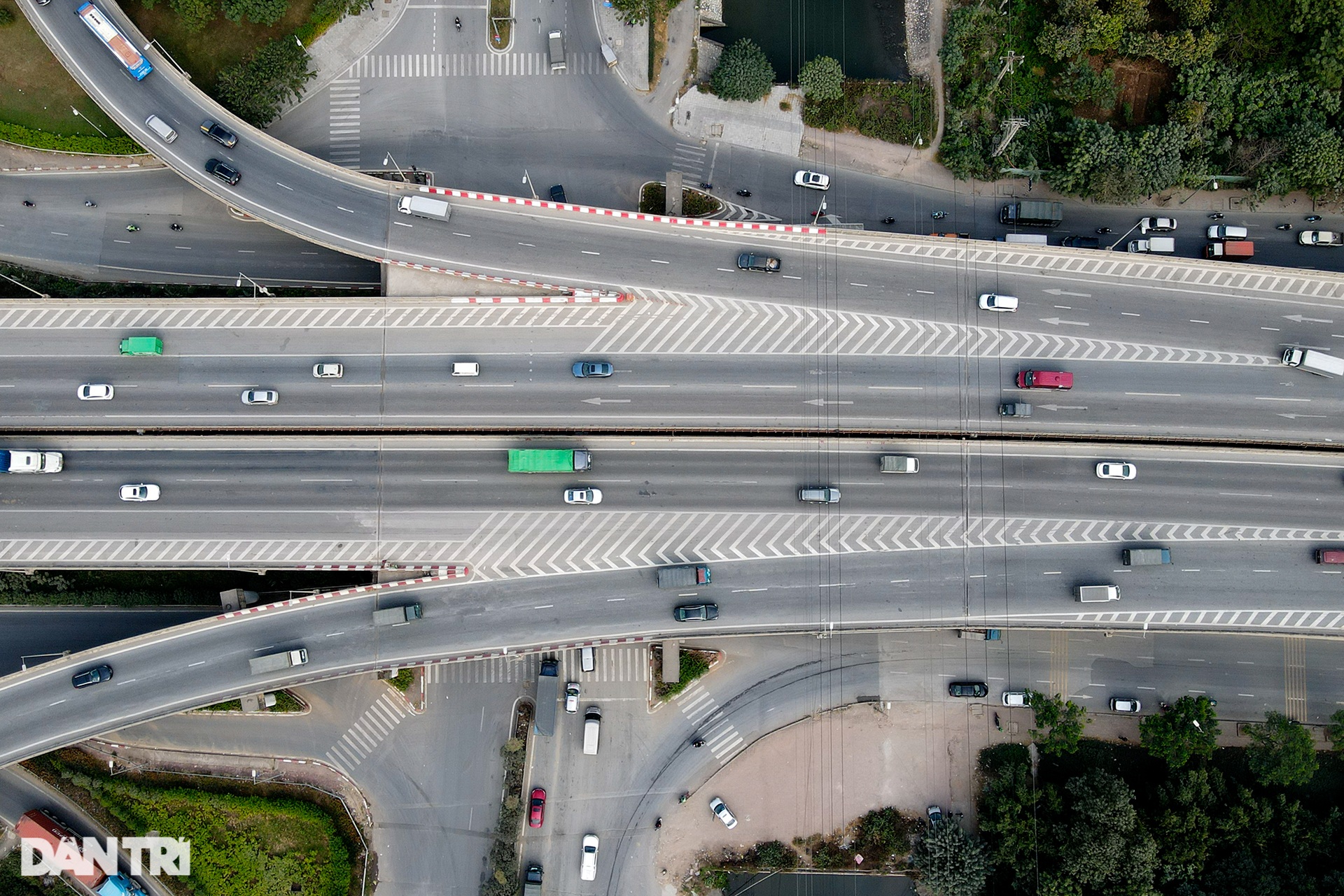 Phát hiện thêm nhiều vạch xương cá ở Hà Nội gây bức xúc người đi đường - 6 Phát hiện thêm nhiều vạch xương cá ở Hà Nội gây bức xúc người đi đường - 6