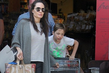 Bắt gặp Angelina Jolie đi siêu thị cùng con
