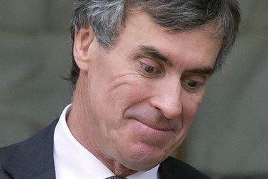 Tổng thống Pháp “gặp họa” vì bộ trưởng ngân khố “rửa tiền” thuế