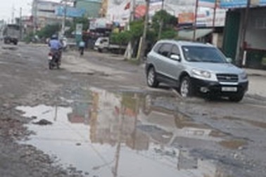 Hà Nội: Ổ voi, ổ gà phá nát đường Tam Trinh