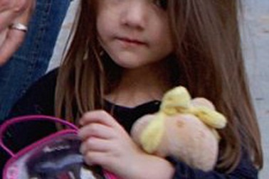 Suri đi chơi phố với túi đồ trang điểm