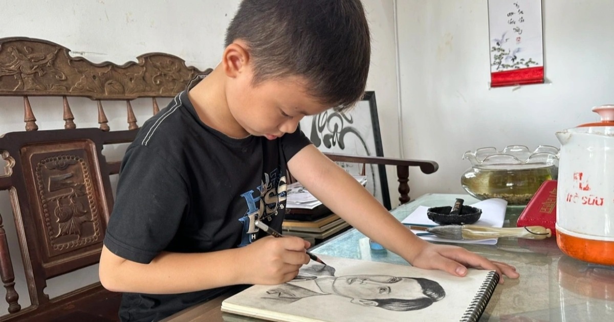 View - Cậu bé lớp 4 ở Đắk Lắk vẽ tranh, viết thư pháp hút triệu view gây "sốt" | Báo Dân trí