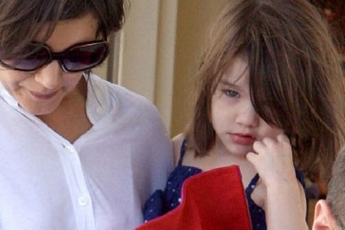 Bé Suri bắt đầu học tập về đạo Scientology