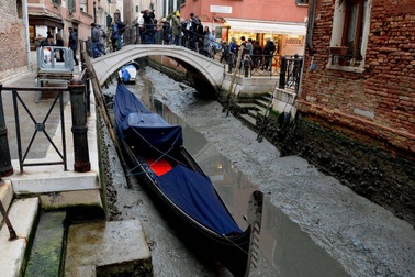 Trăng “máu” hút cạn nước kênh đào ở Venice