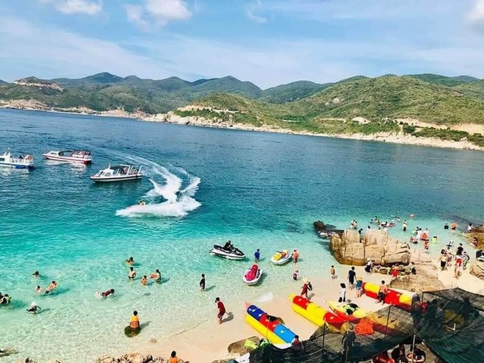 Du lịch trên trời, dưới đất khắp nơi tắc nghẽn vào hè - 1 Du lịch trên trời, dưới đất khắp nơi tắc nghẽn vào hè - 1
