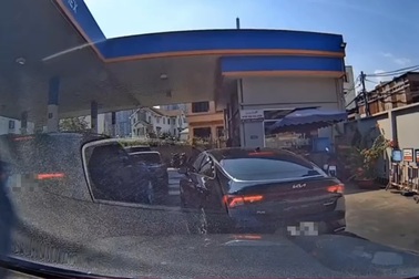 Chen hàng ở cây xăng, xe Land Rover phải quay đầu