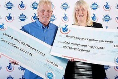 Cặp vợ chồng may mắn 2 lần trúng số giải đặc biệt 1 triệu bảng Anh