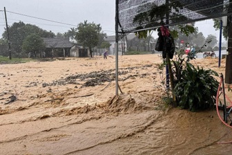 Lũ cuồn cuộn đổ xuống đường Hồ Chí Minh ở thành phố Huế