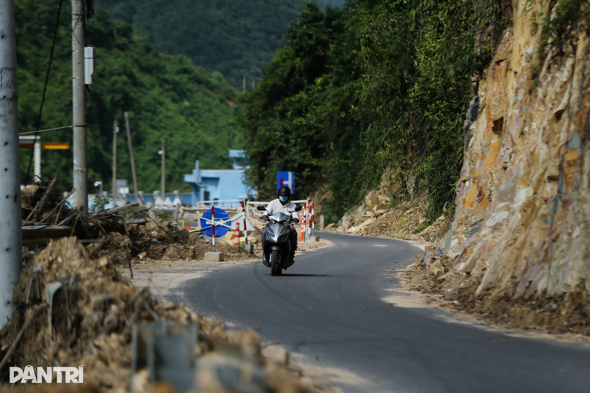 Dân thấp thỏm lưu thông qua tuyến đường sạt lở ở Đà Nẵng - 3 Dân thấp thỏm lưu thông qua tuyến đường sạt lở ở Đà Nẵng - 3