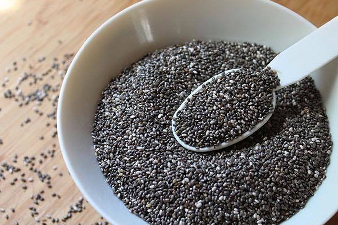 Hạt chia rất giàu dinh dưỡng, với hàm lượng cao magiê, phốt pho và canxi, giúp no lâu, hạn chế cảm giác thèm ăn.