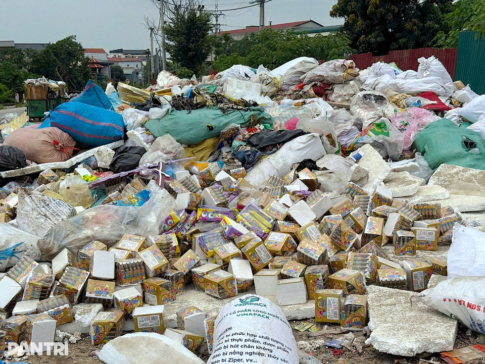 Bãi rác ở La Phù chất đống bánh kẹo nhãn hiệu lạ, thực phẩm hết hạn - 7 Bãi rác ở La Phù chất đống bánh kẹo nhãn hiệu lạ, thực phẩm hết hạn - 7