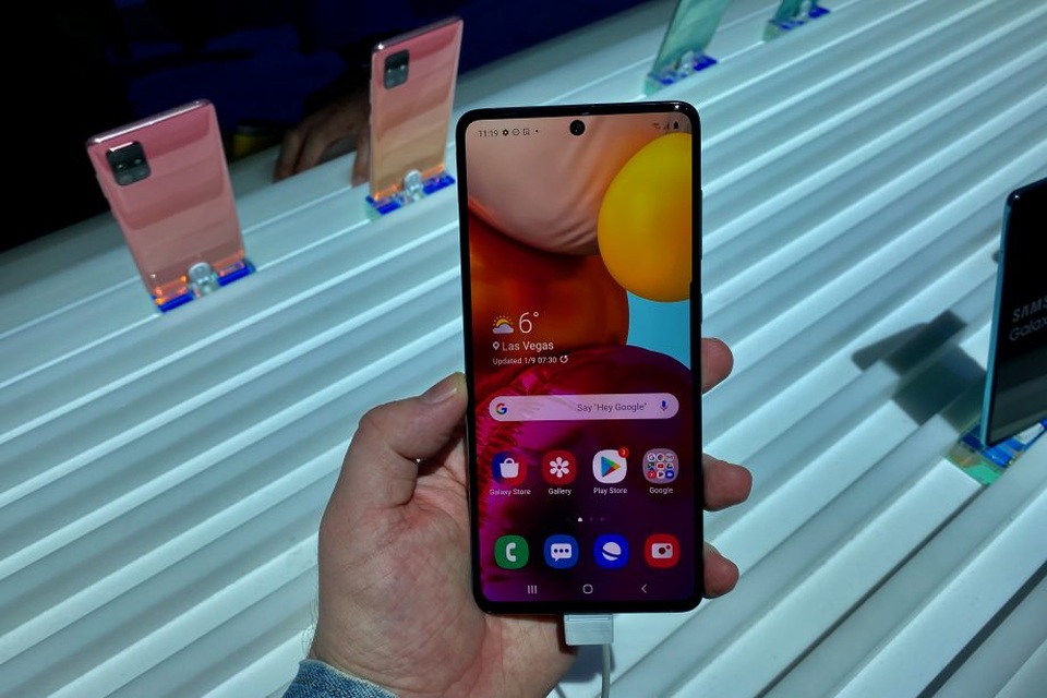 Samsung ra mắt Galaxy A71 với cụm 4 camera 64 megapixel - 1 Samsung ra mắt Galaxy A71 với cụm 4 camera 64 megapixel - 1