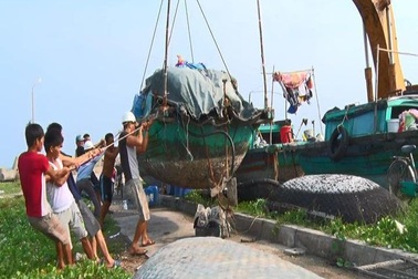 Bão số 2: Cô Tô mất điện, Bạch Long Vỹ đã có gió mạnh, nhiều nơi cấm biển