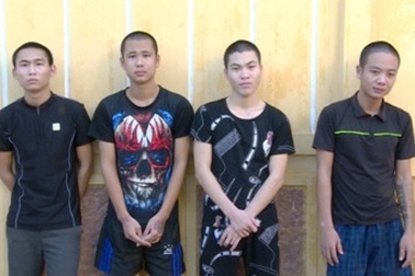 Nhóm thanh niên mang hung khí đến trụ sở công an xã để “dằn mặt”