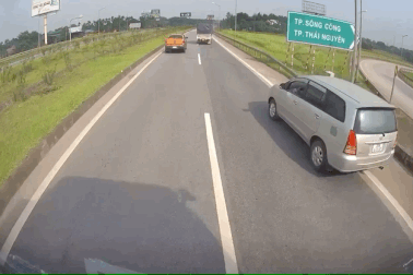 Xe Innova đi lùi trên đường cao tốc Hà Nội - Thái Nguyên gây phẫn nộ