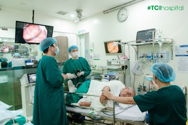 Do dự không cắt 12 polyp đại tràng, bệnh nhân 70 tuổi cấp cứu sau nửa năm