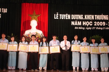 Tuyên dương, khen thưởng học sinh giỏi năm học 2009 - 2010