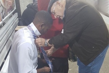 Ấm lòng hình ảnh cặp vợ chồng già giúp chàng trai trẻ thắt cà vạt