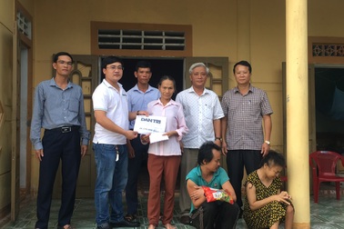 Người mẹ già nuôi 2 con tâm thần được bạn Dân trí ủng hộ gần 70 triệu đồng