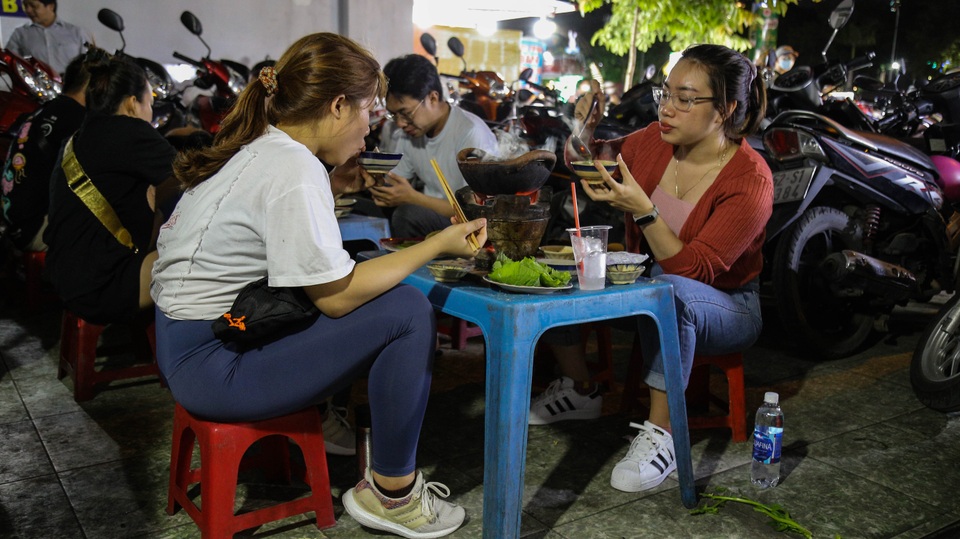 Mẹ già 70 tuổi và câu chuyện nồi lẩu gánh 3 thế hệ - 11 Mẹ già 70 tuổi và câu chuyện nồi lẩu gánh 3 thế hệ - 11